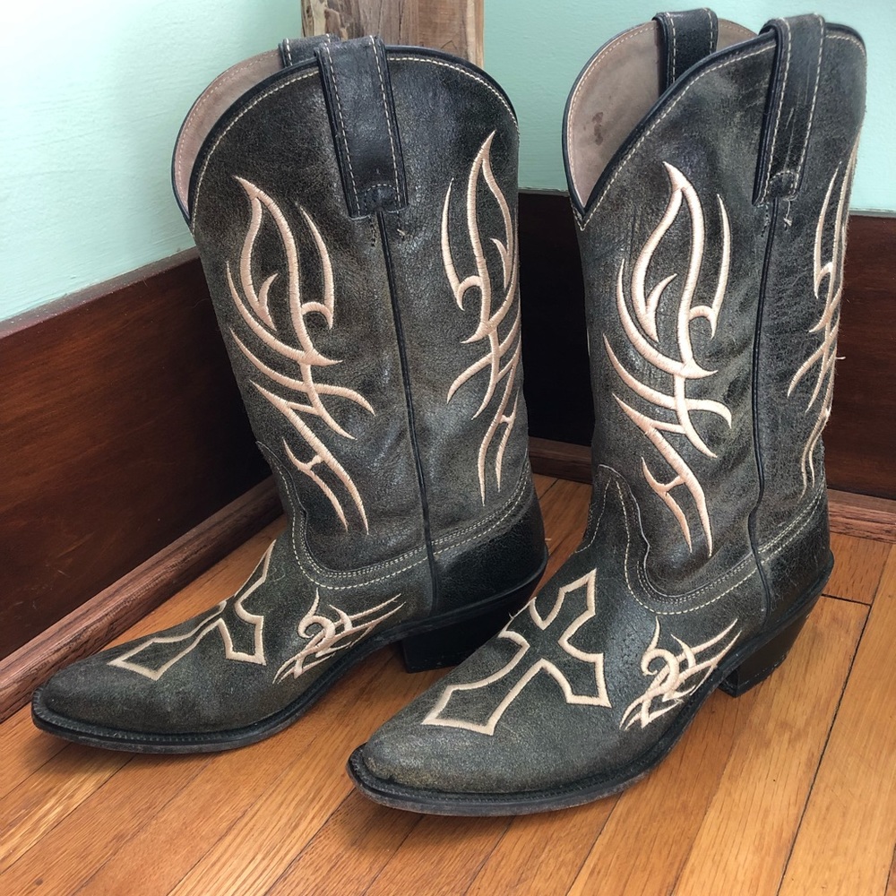 Sweet Justin boots.